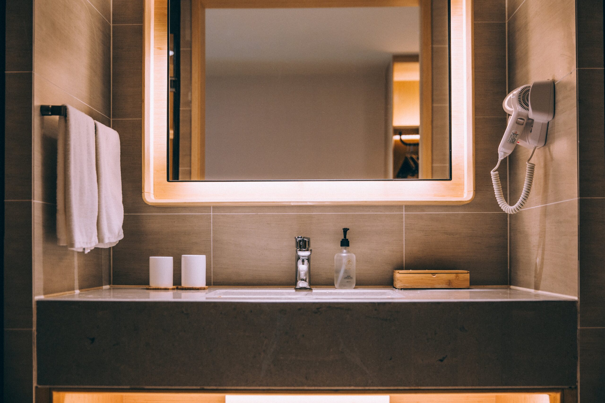 modern-hotel-bathroom