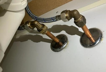 An image of newly installed flexi hoses at a property in Fortitude Valley.