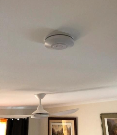 Newly installed smoke alarm that is fully compliant with QLD smoke alarm regulations in Caloundra.