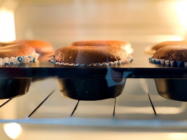 Cooking cupcakes in oven